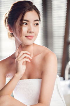 年轻美女裹着浴巾