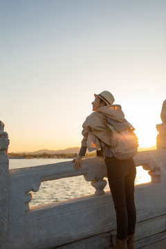年轻女子在颐和园旅游