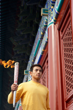 年轻男子与奥运火炬