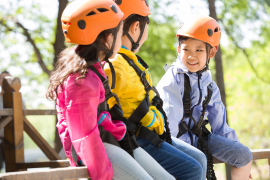 快乐的孩子们在户外玩耍