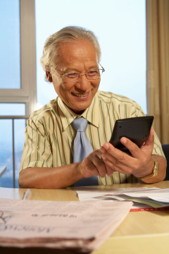 老年商务男士和计算器