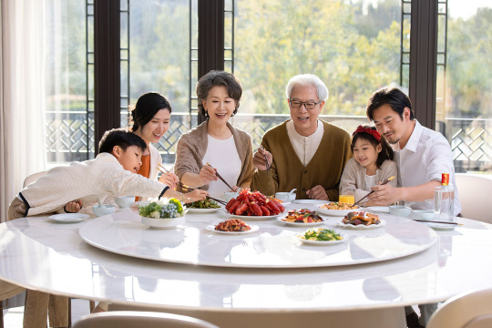 快乐家庭吃年夜饭