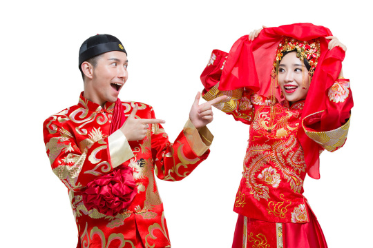 穿中式古装结婚礼服的新娘和新郎