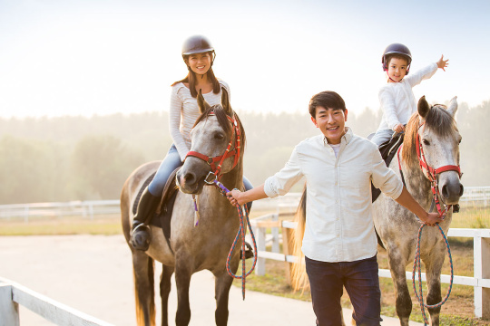 年轻家庭骑马