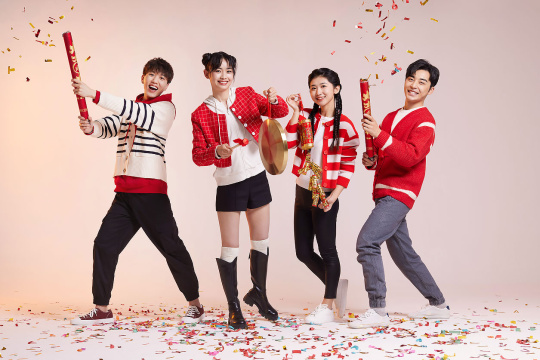 快乐的年轻人庆贺新年