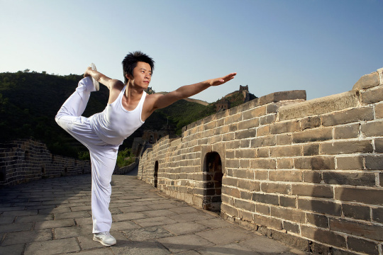 年轻男子在长城做瑜伽