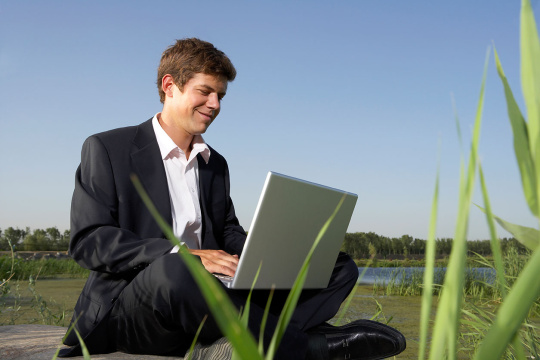 商务男士在户外使用笔记本电脑