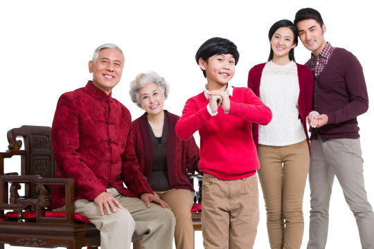 开心的一家人拜年