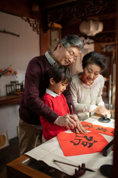 快乐家庭一起写春联