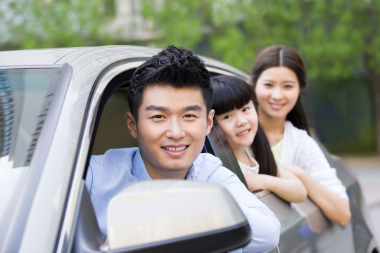 三口之家驾车外出