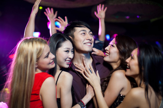 时尚青年男子在酒吧被美女包围