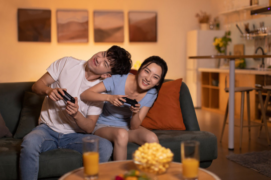 快乐的年轻夫妇在家打游戏