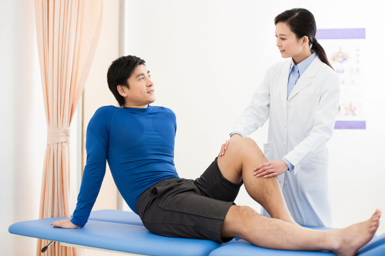 医生给病人做检查