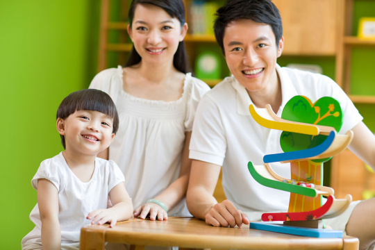 一家人玩玩具滑梯