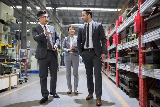 商务人士在工厂视察