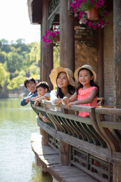 年轻家庭旅游度假