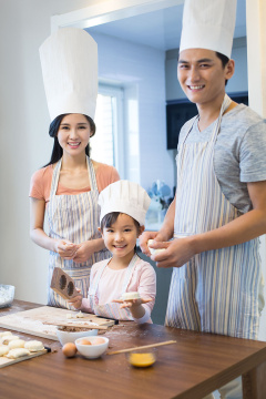 快乐的年轻家庭一起制作糕点