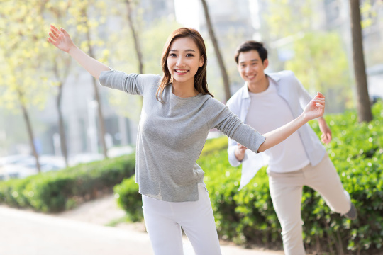 快乐的年轻情侣