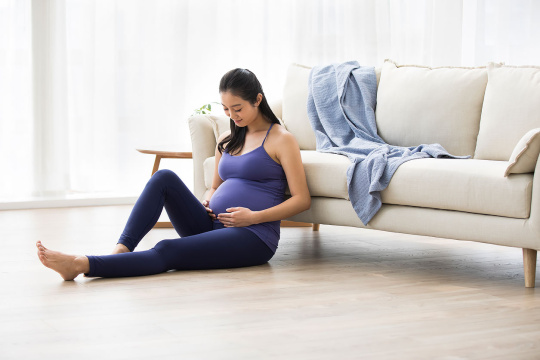 年轻孕妇在家休息