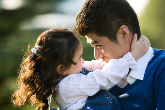 父女俩户外游玩