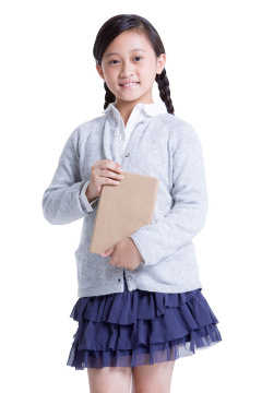 小女孩和课本