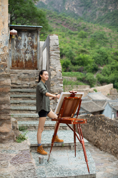 年轻的画家在户外写生