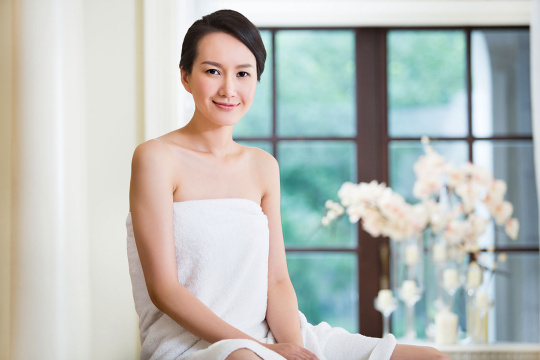 优雅的年轻女子