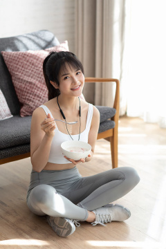 年轻女子吃营养早餐