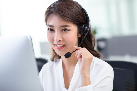 年轻的客服代表