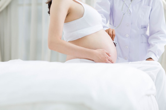 医生检查孕妇的身体