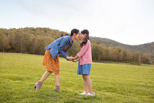 快乐的的母女俩在草地上玩耍