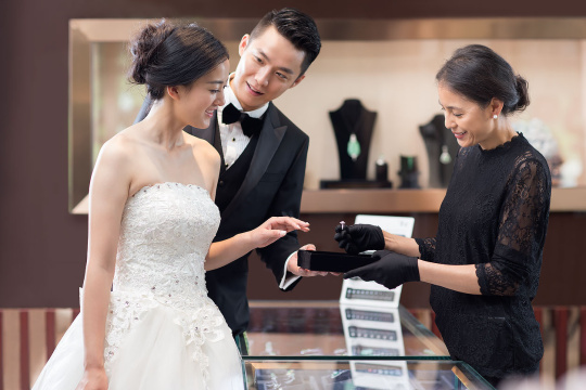 幸福的新娘和新郎在珠宝店挑选戒指