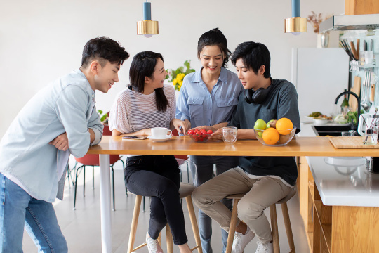 年轻朋友周末聚会