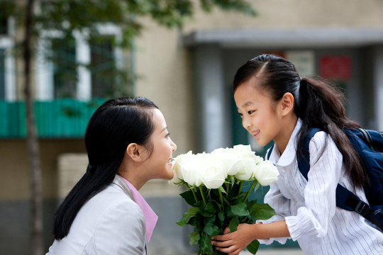 小女孩给妈妈送花