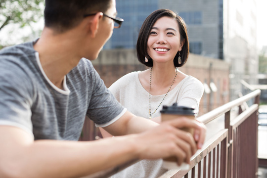 年轻情侣户外聊天