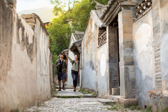 年轻情侣户外徒步旅行