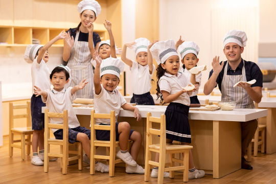 孩子们在教室上烹饪课