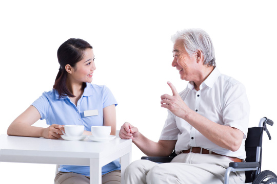 护工与老人喝咖啡聊天