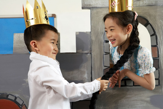 小男孩和小女孩表演童话