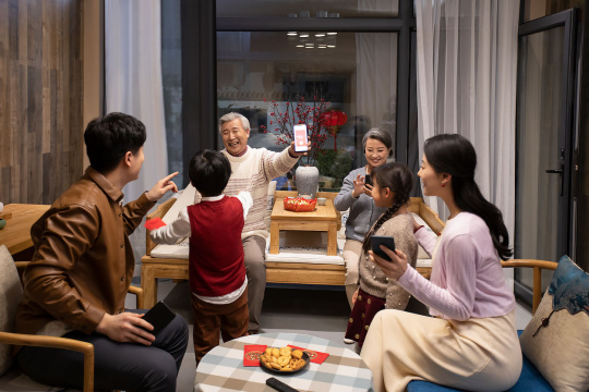 快乐家庭用手机抢新年红包