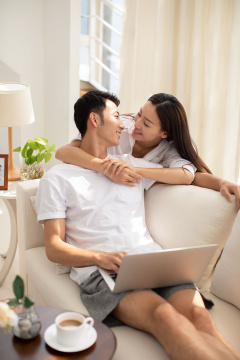 年轻情侣在家共享甜蜜时光