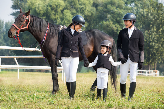 年轻家庭参加马术俱乐部