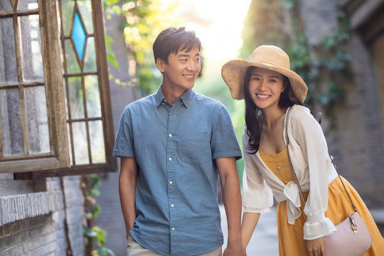 快乐年轻情侣在巷子里走路