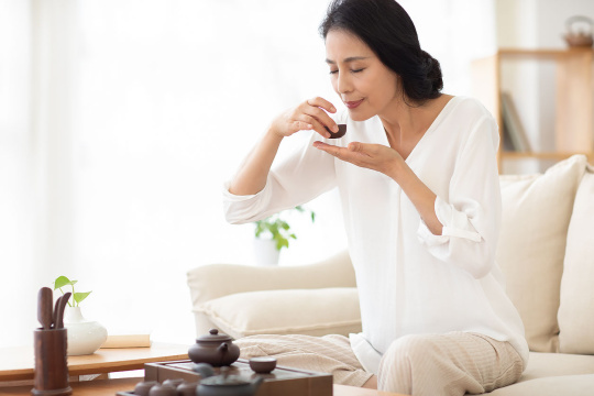成熟女士在家喝茶