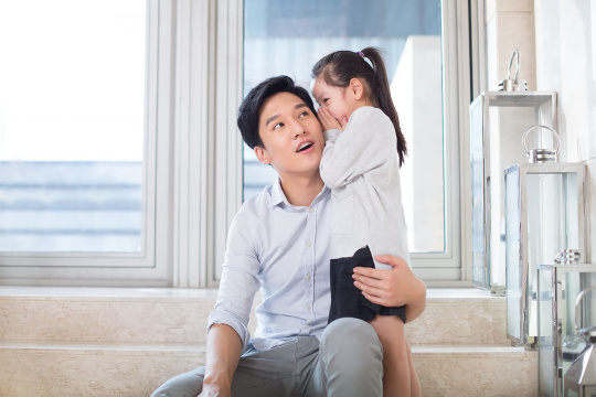 快乐的父女在客厅说悄悄话