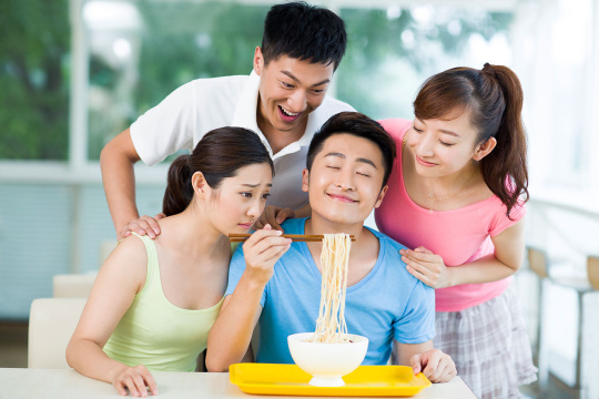 年轻人享受面的香味