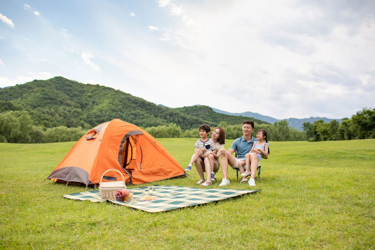 快乐的年轻家庭在户外露营