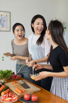 年轻闺蜜在厨房一起做饭
