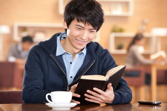 青年男子在书吧看书