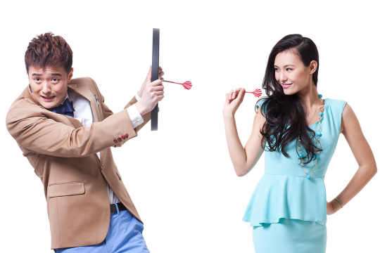 时髦的年轻男女和飞镖